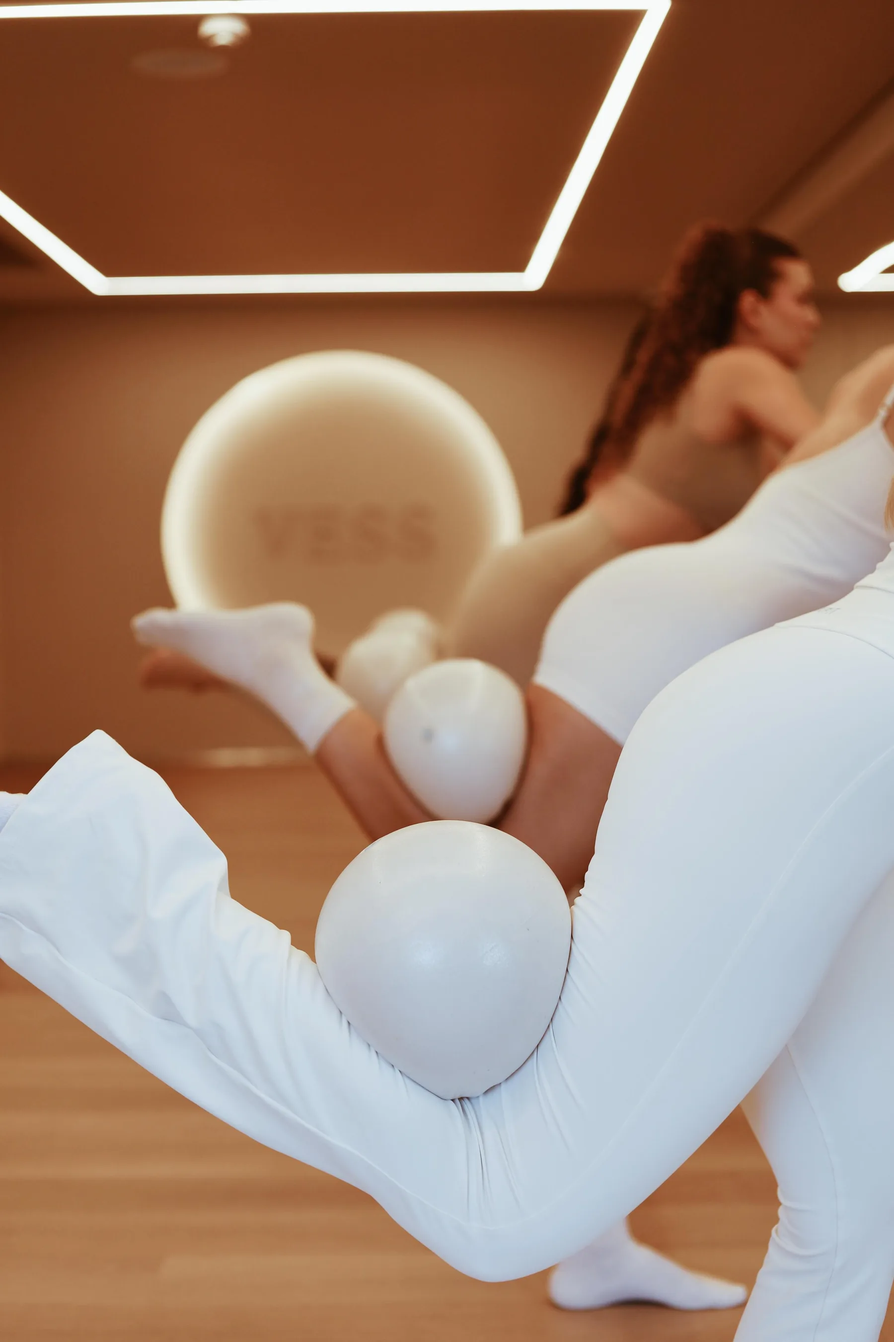 Alunas com bolas de Pilates na aula de Barré Sculpt